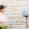 Etrel INCH Core Wallbox mit fixem Ladekabel auf Steinwand