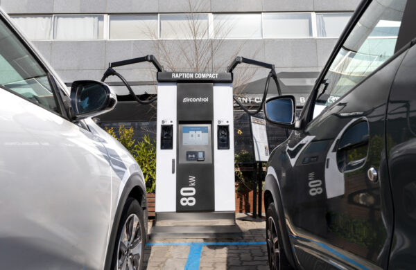 CirControl Raption Compact 80 DC Schnellladestation für Elektroautos im Einsatz und zwei E-Autos laden